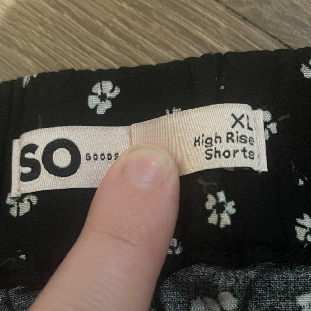 SO Women's Black Floral Shorts - Picture 2 of 3